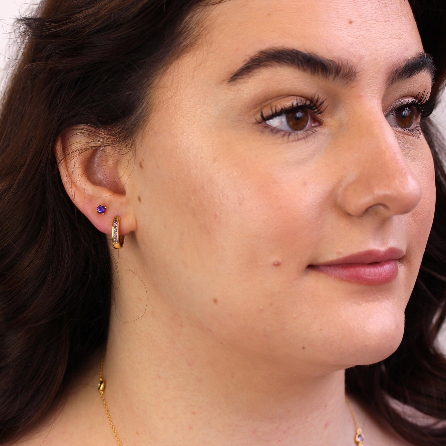 Boucles d'oreilles à tige en argent sterling plaqué or avec améthyste et zircone cubique de 4 mm