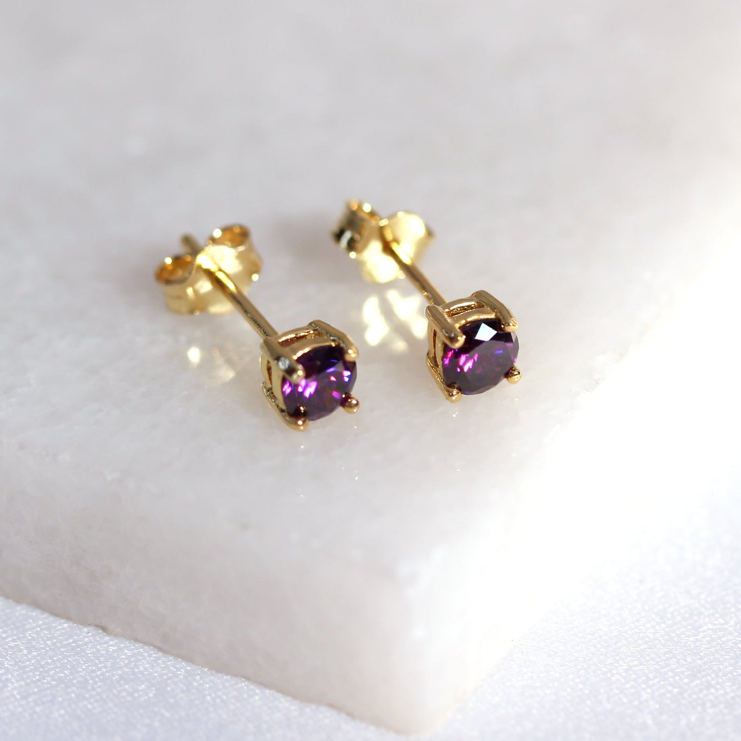 Boucles d'oreilles à tige en argent sterling plaqué or avec améthyste et zircone cubique de 4 mm