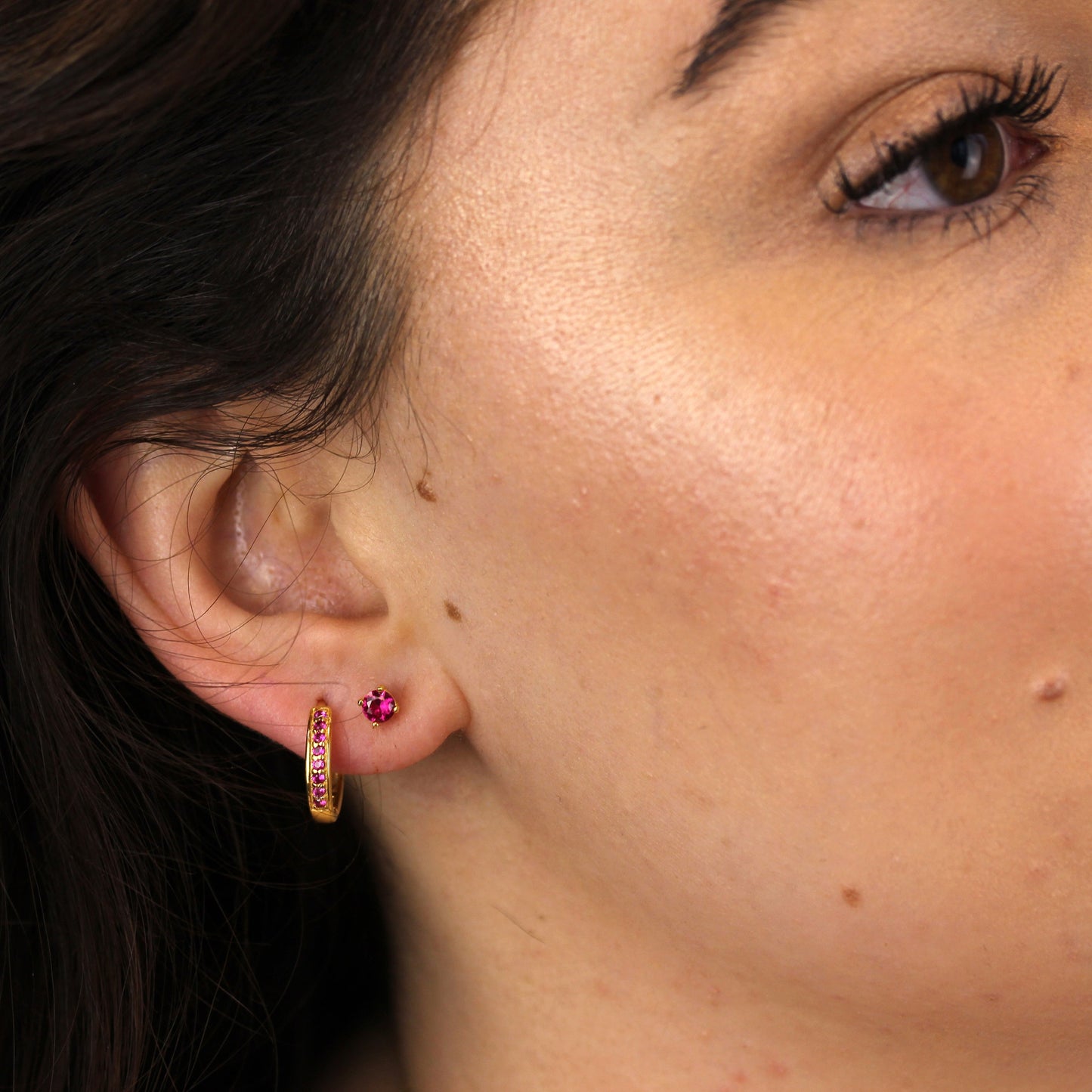 Boucles d'oreilles à tige en argent sterling plaqué or et rubis CZ 4 mm