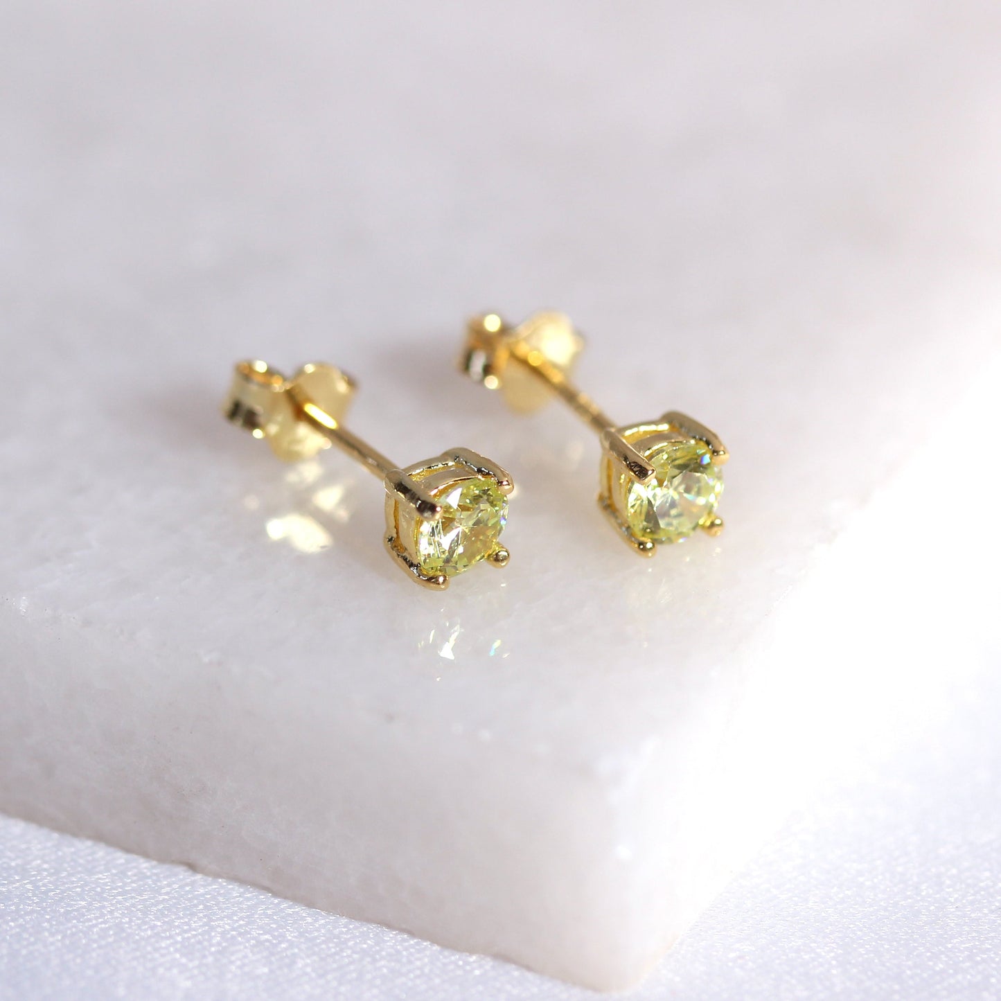 Boucles d'oreilles à tige en argent sterling plaqué or avec péridot CZ 4 mm