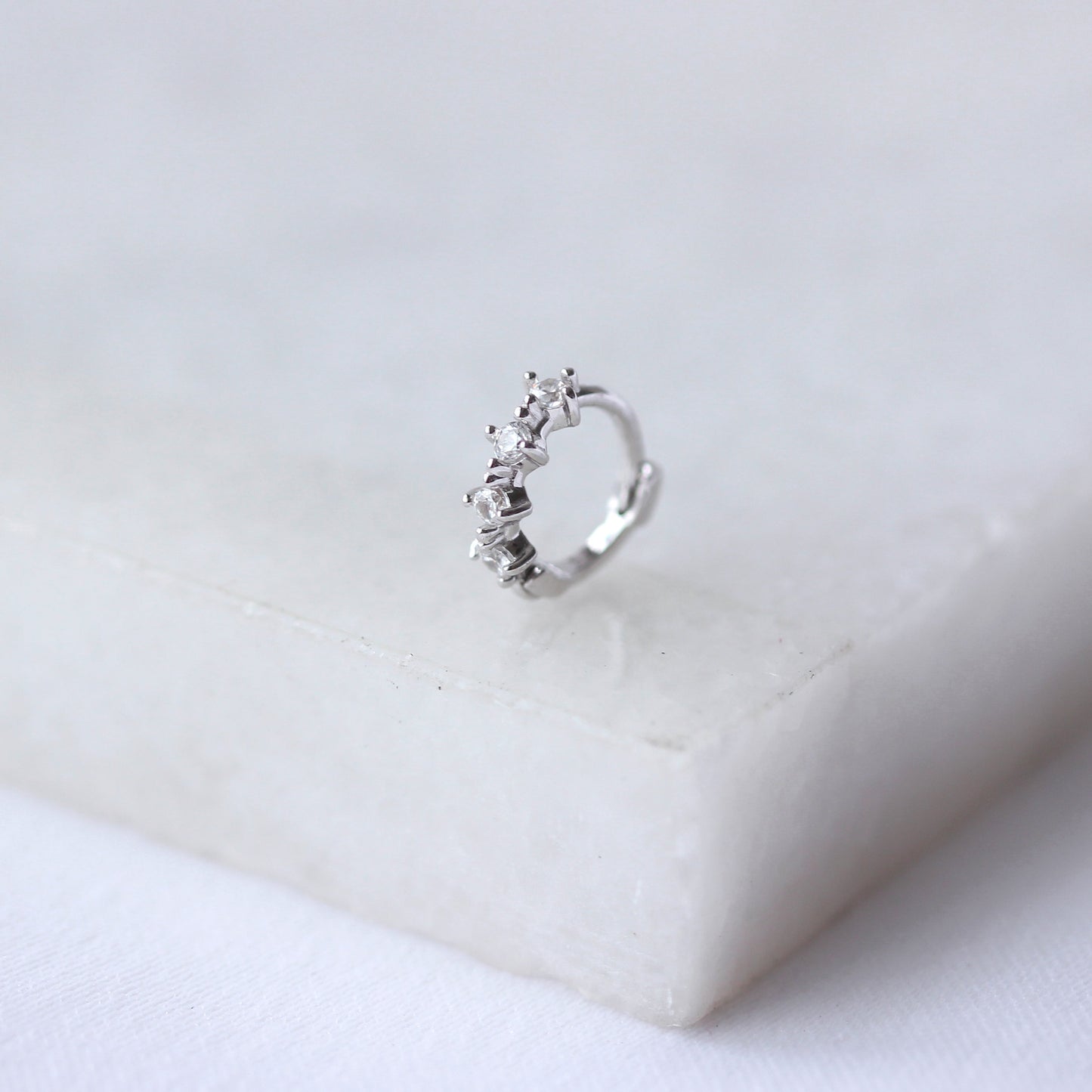 Piercing créole hélix en or blanc 9 carats avec petites griffes serties d'oxydes de zirconium, calibre 26, 7 mm