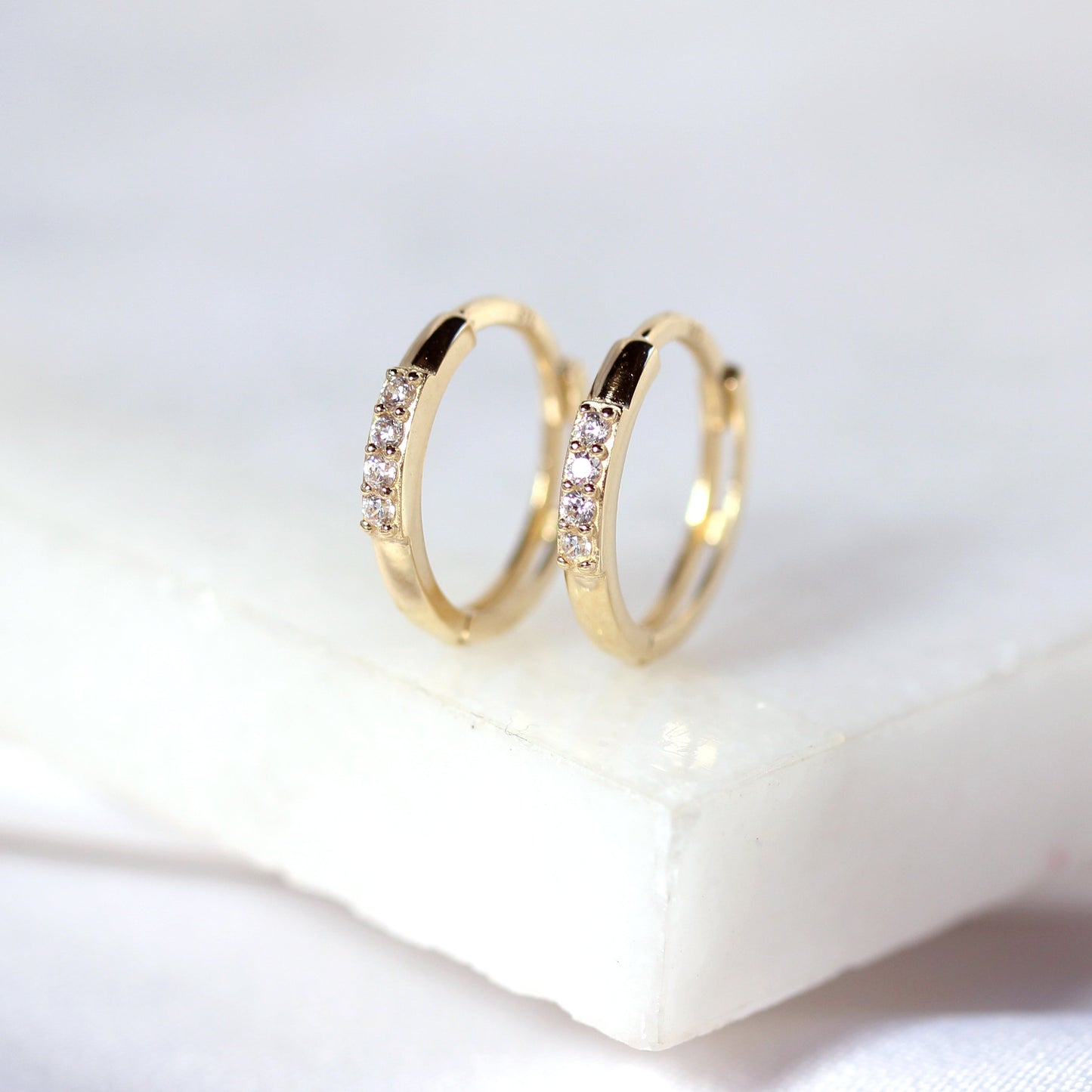 Boucles d'oreilles créoles en or 9 carats avec 4 zircones cubiques ronds de 12 mm