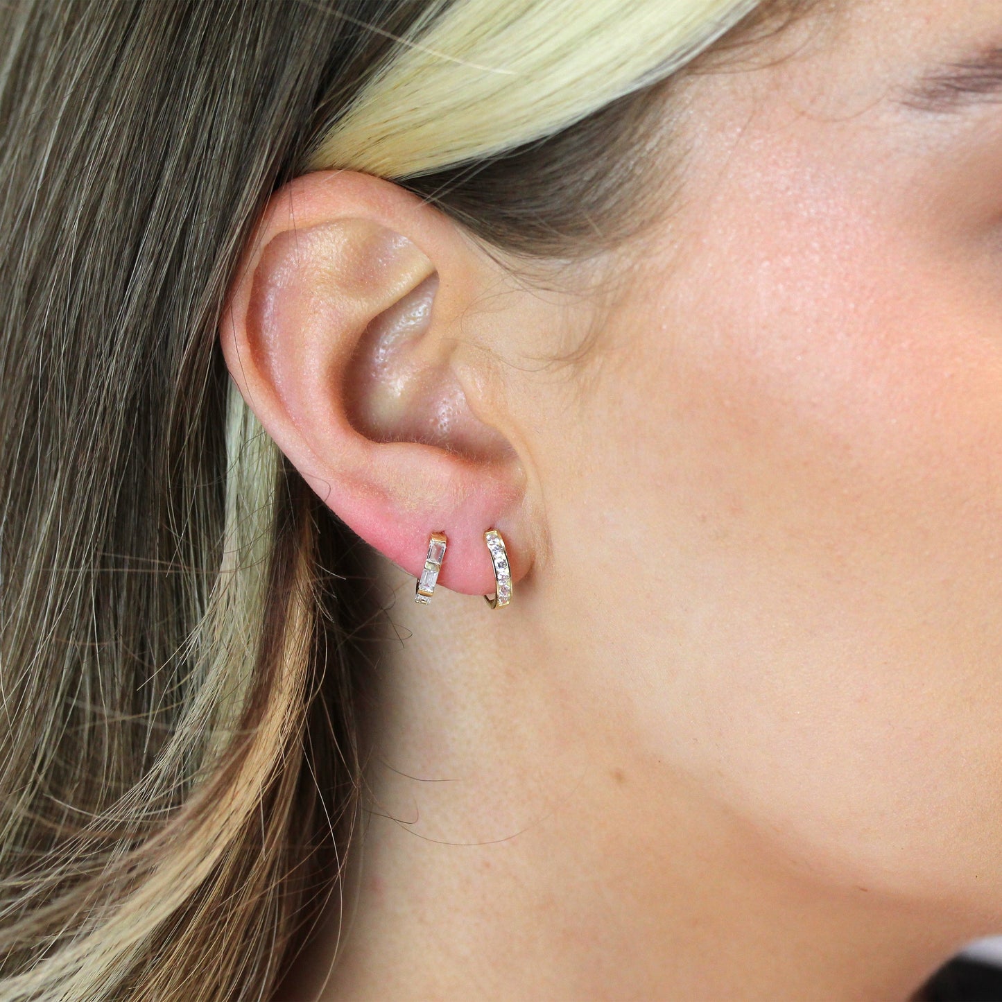 Boucles d'oreilles créoles Huggie en or 9 carats serties de zircones cubiques de 10 mm