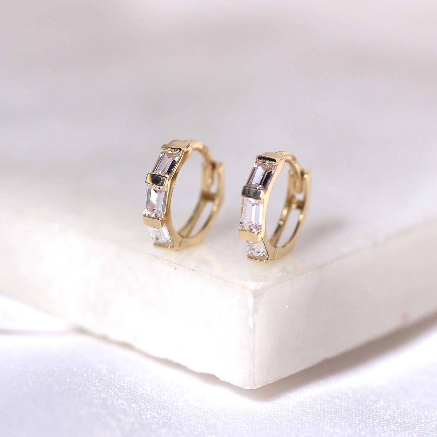 Boucles d'oreilles créoles Huggie en or 9 carats serties de zircones cubiques de 10 mm