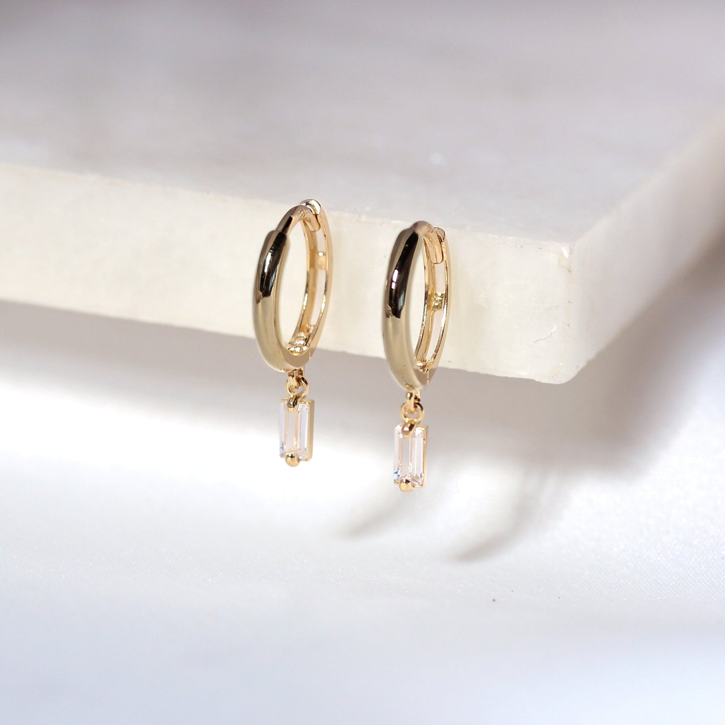 Boucles d'oreilles créoles Huggie 12 mm en or 9 carats avec breloque baguette en zircone cubique