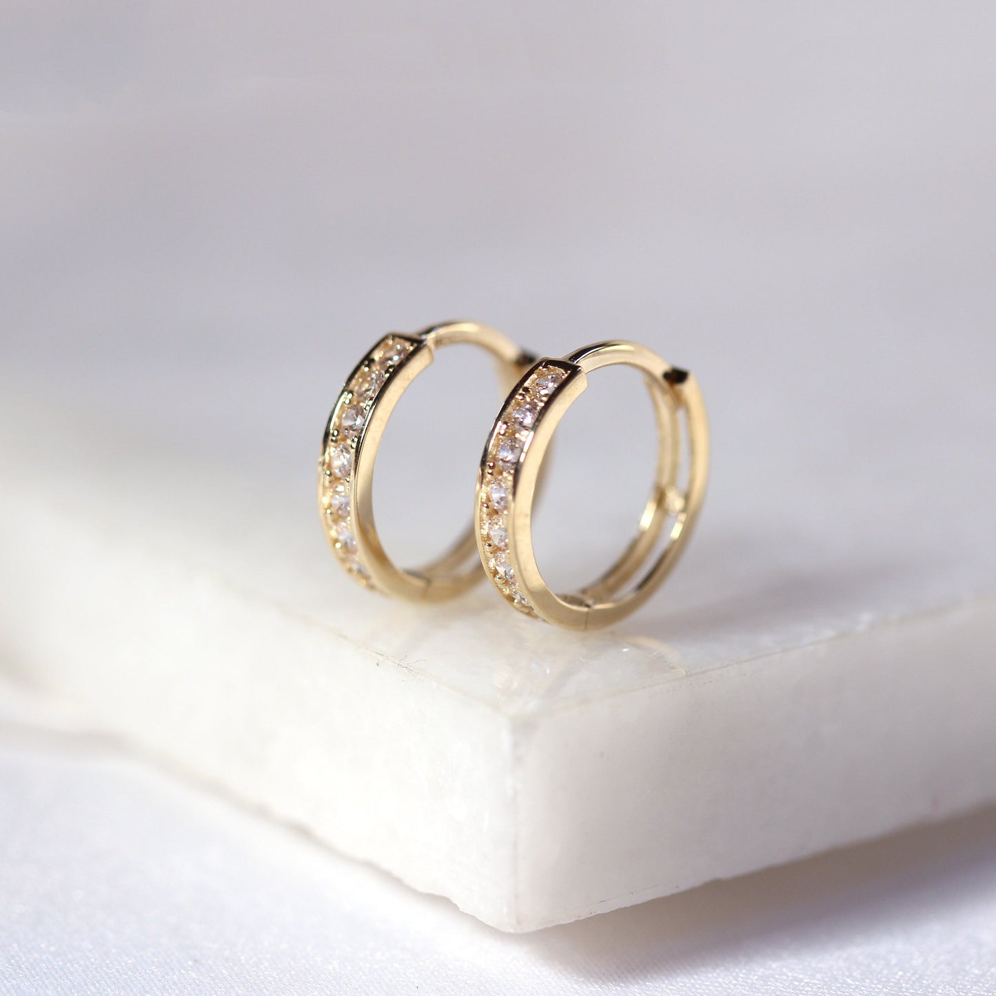 Boucles d'oreilles créoles Huggie 12 mm en or 9 carats serties de zircones cubiques