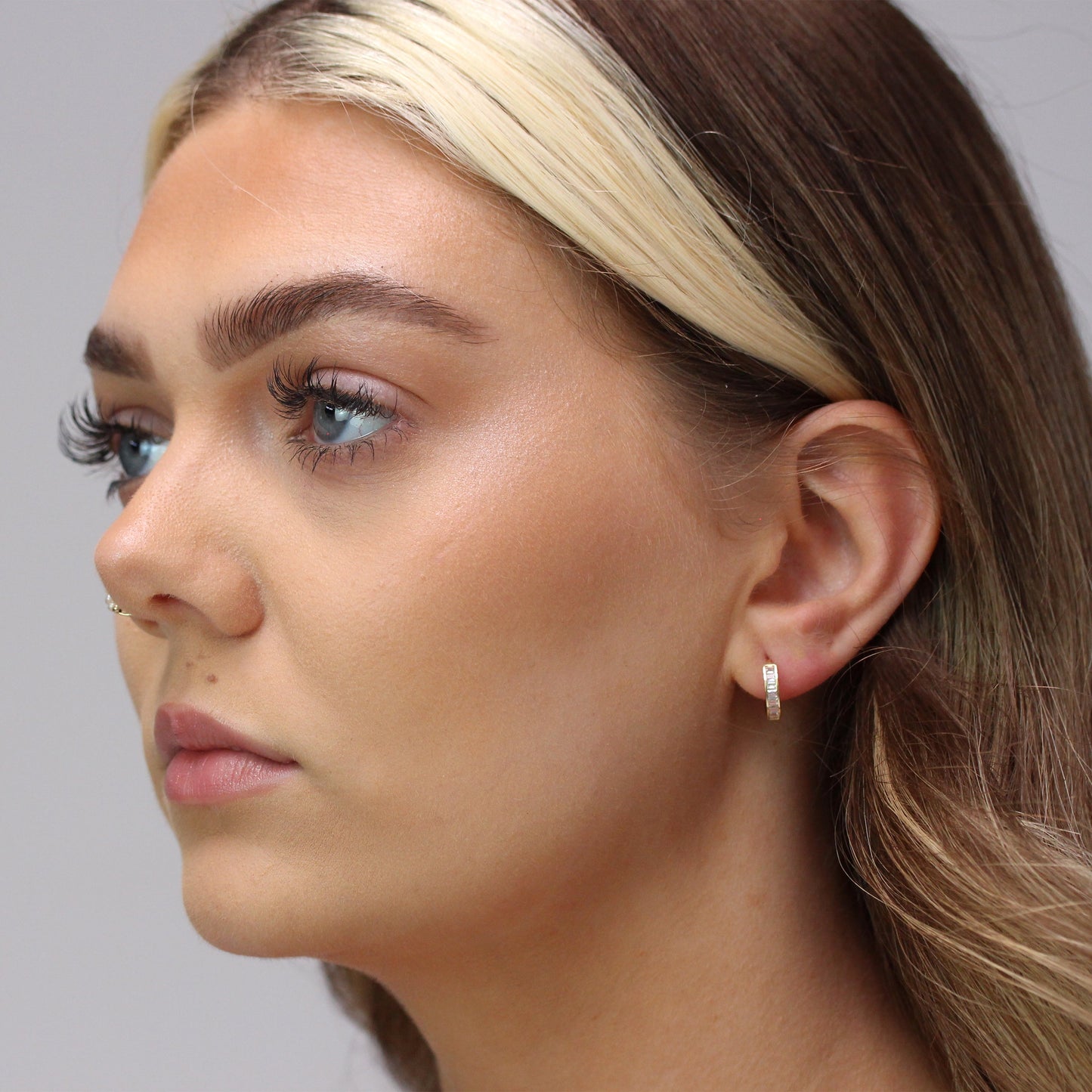 Boucles d'oreilles créoles Huggie de 12 mm en or 9 carats avec zircones cubiques princesse