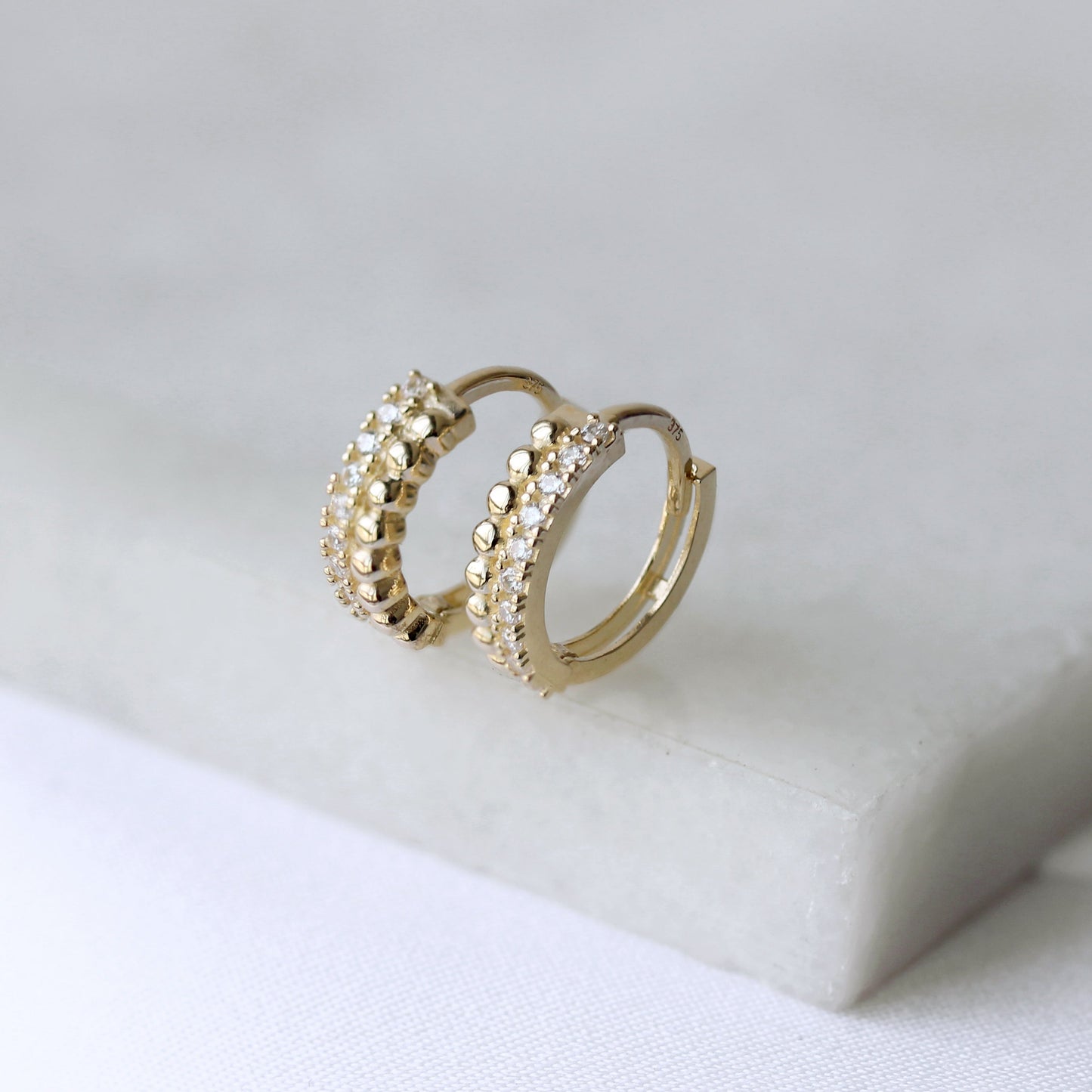 Boucles d'oreilles créoles en or 9 carats avec perles et pavé de zircones cubiques de 13 mm