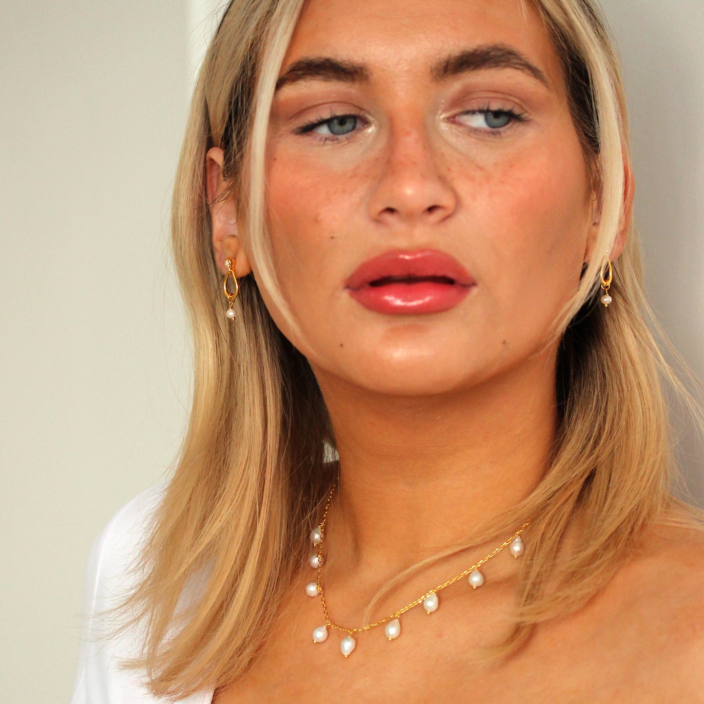 Boucles d'oreilles pendantes en argent sterling plaqué or avec perles et zircones cubiques