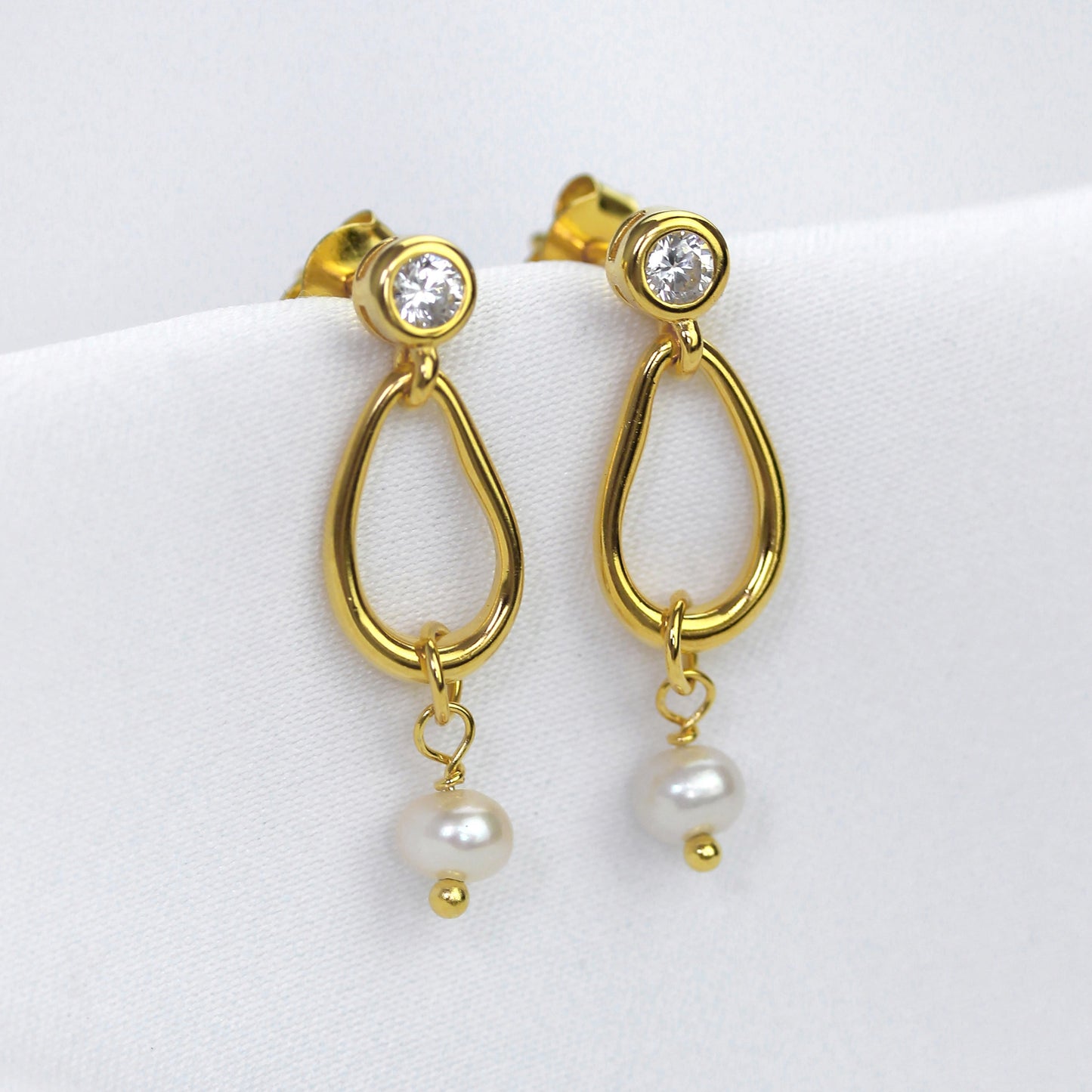 Boucles d'oreilles pendantes en argent sterling plaqué or avec perles et zircones cubiques