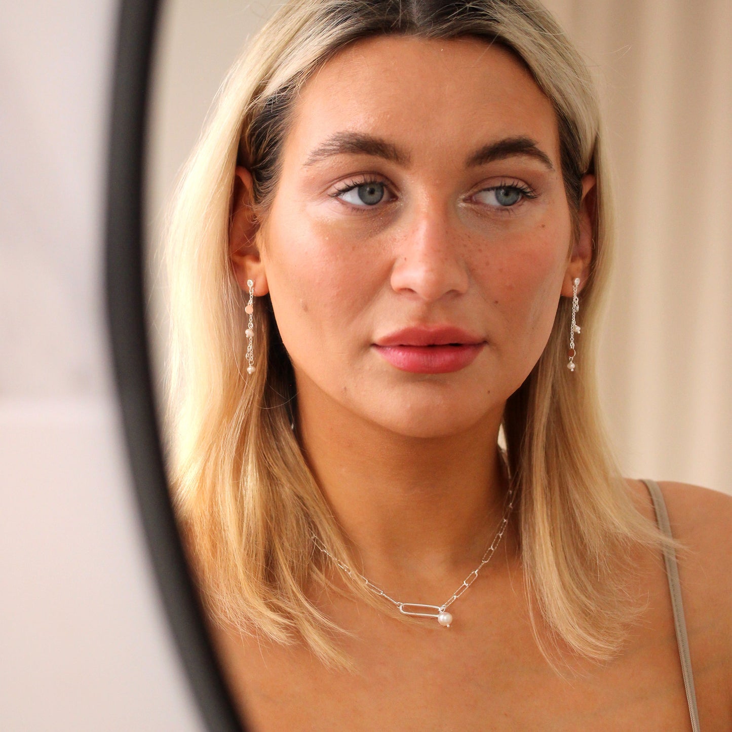 Boucles d'oreilles à tige en argent sterling avec perles d'eau douce et zircones cubiques