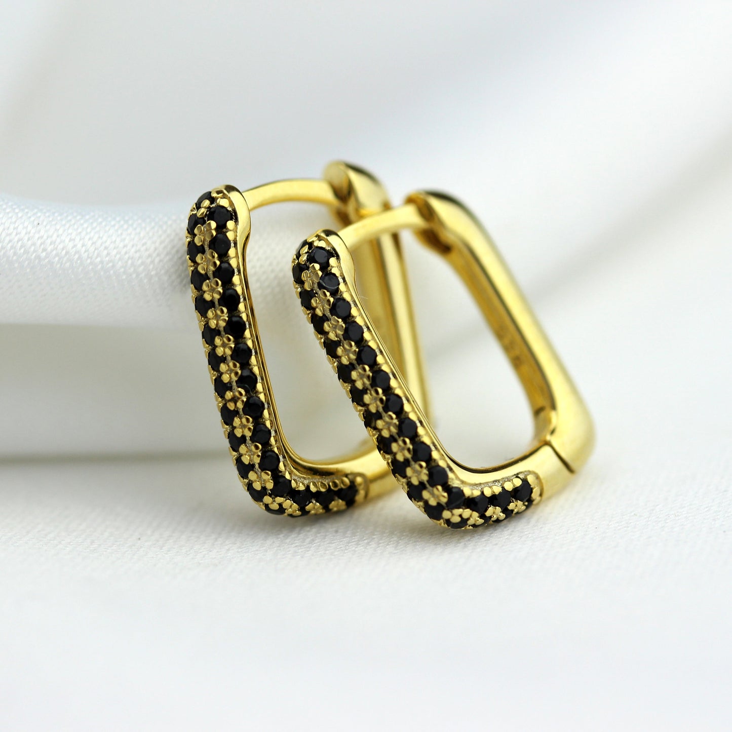 Boucles d'oreilles créoles ovales en argent sterling plaqué or avec zircones cubiques noires de 15 mm