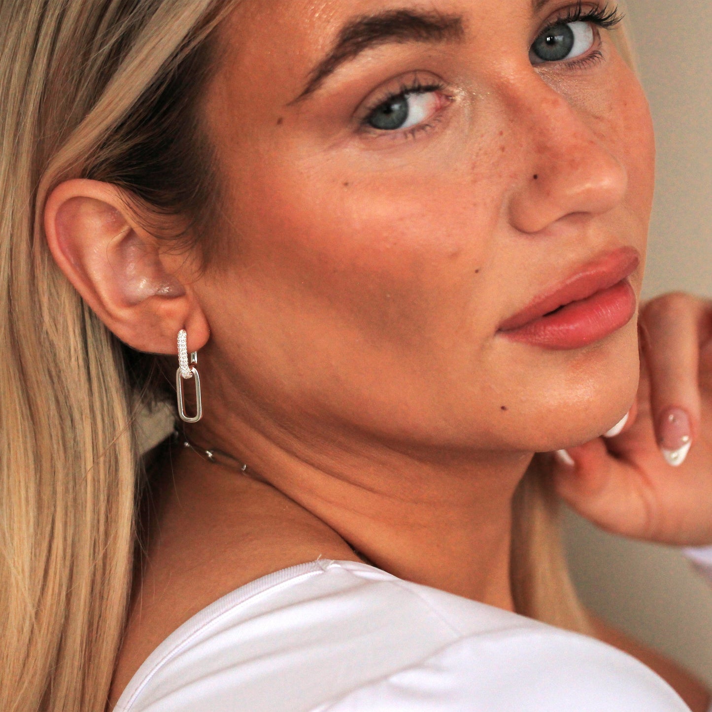 Boucles d'oreilles créoles ovales en argent sterling avec zircones cubiques