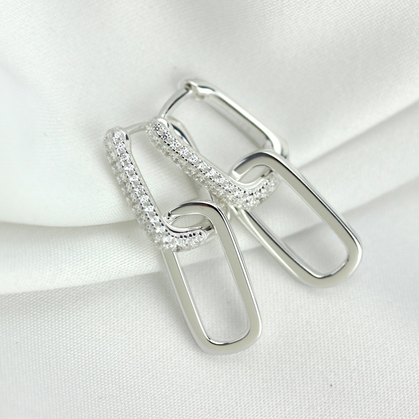 Boucles d'oreilles créoles ovales en argent sterling avec zircones cubiques