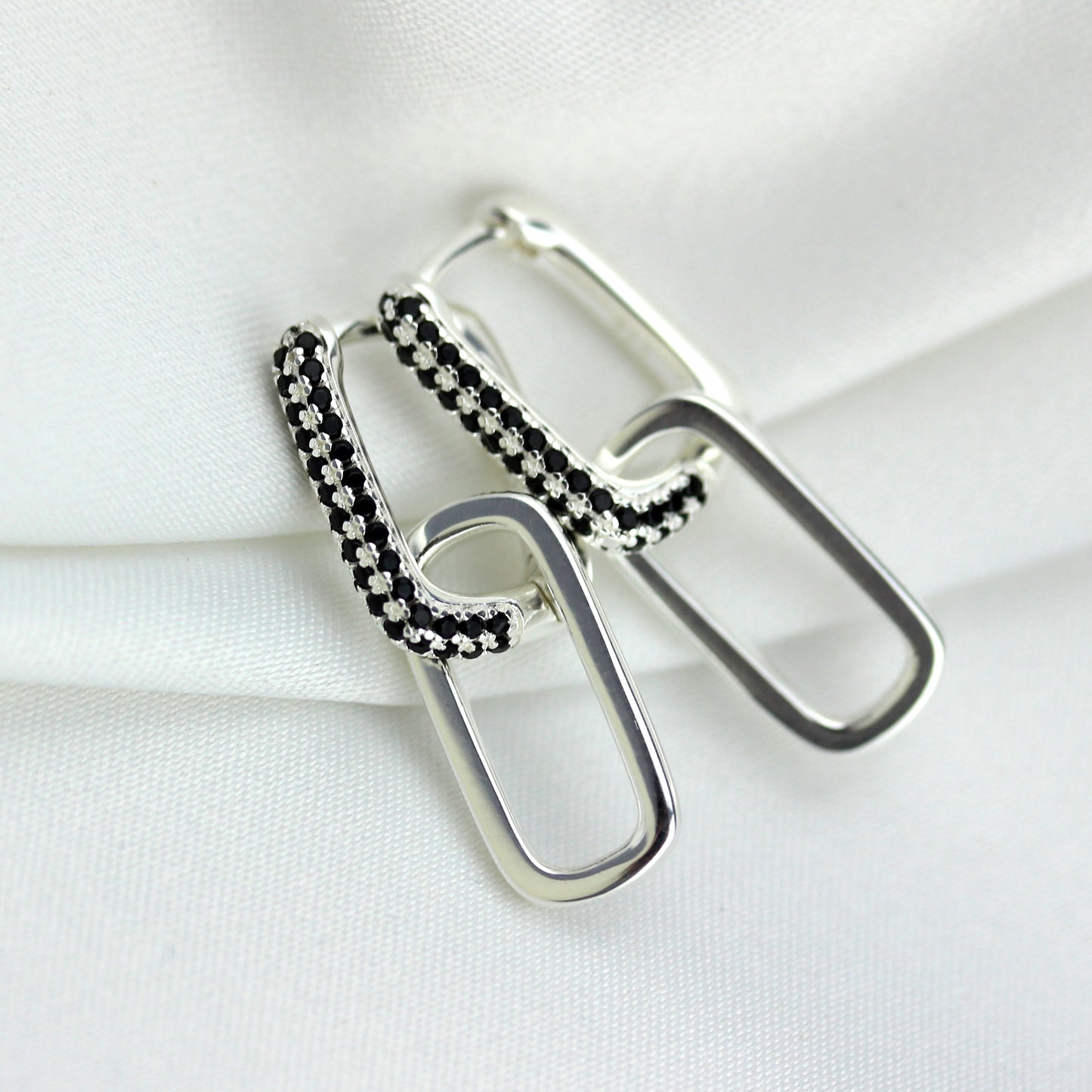 Boucles d'oreilles créoles ovales en argent sterling avec zircones cubiques noirs