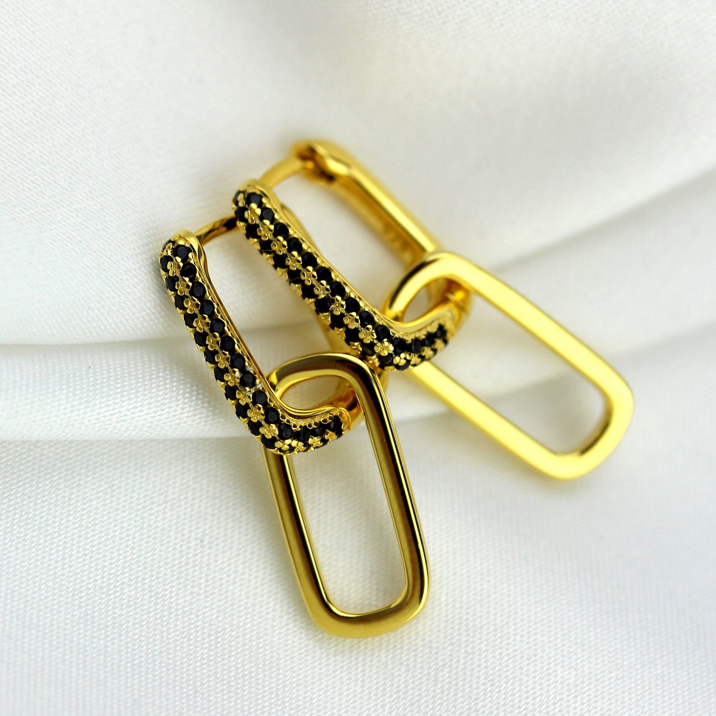 Boucles d'oreilles créoles ovales en argent sterling plaqué or avec zircones cubiques noirs