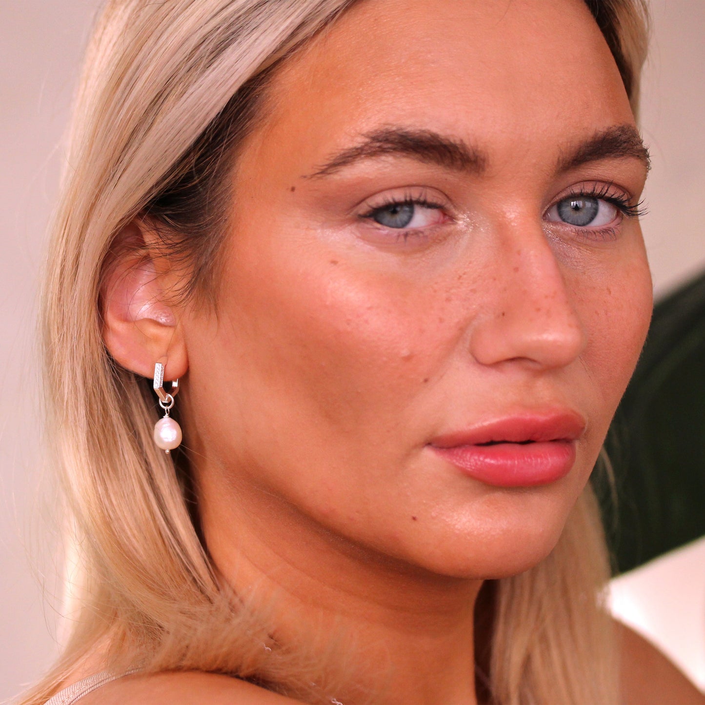 Boucles d'oreilles créoles pentagonales en argent sterling avec perle et zircone cubique de 14 mm