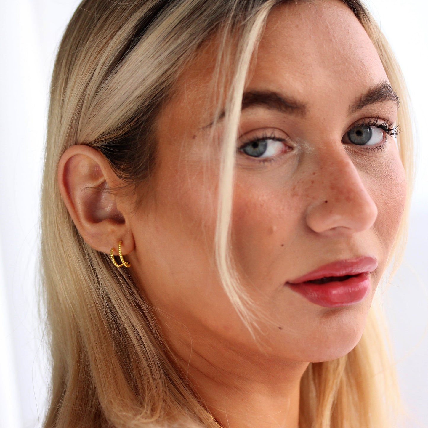 Boucles d'oreilles créoles ouvertes à double torsion en argent sterling plaqué or de 14 mm