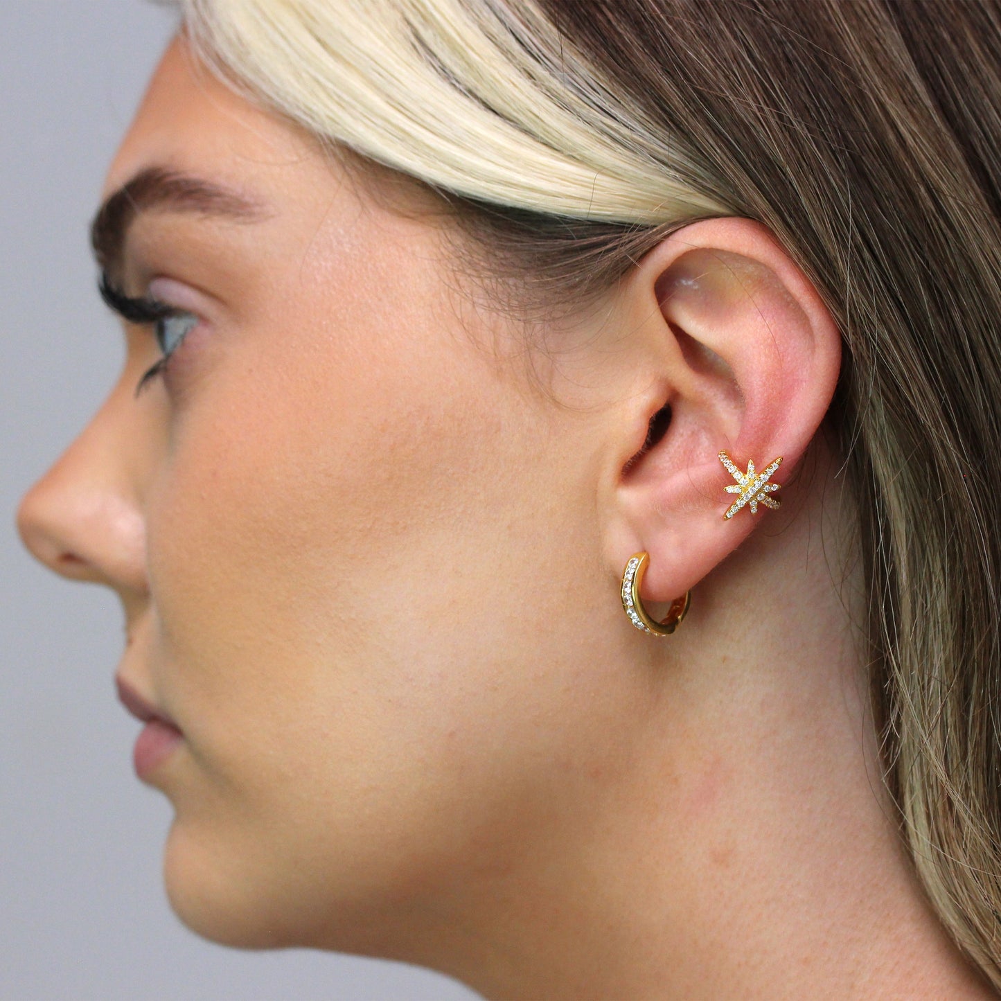 Boucle d'oreille en argent sterling plaqué or avec pavé de zircones cubiques en forme d'étoile