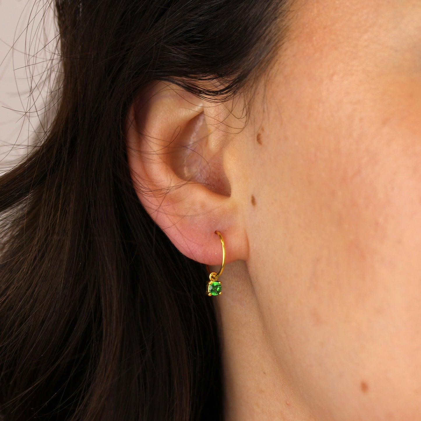 Boucles d'oreilles créoles en argent sterling plaqué or avec émeraude et zircone cubique de 12 mm