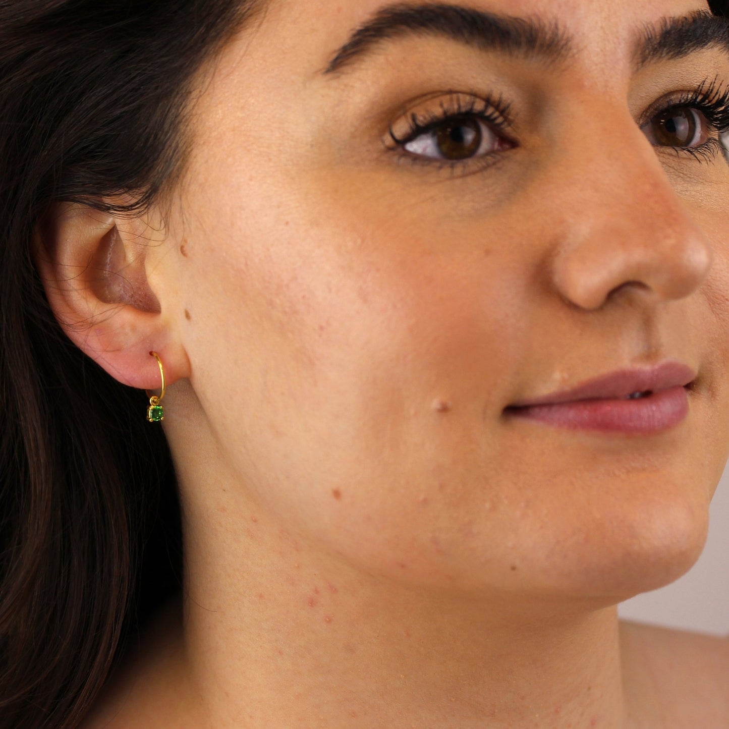 Boucles d'oreilles créoles en argent sterling plaqué or avec émeraude et zircone cubique de 12 mm