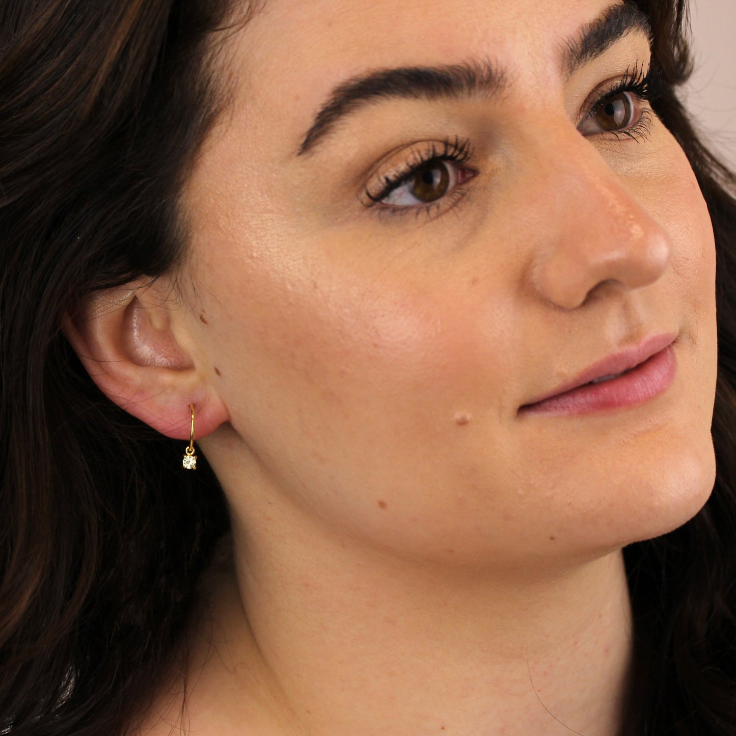 Boucles d'oreilles créoles en argent sterling plaqué or avec breloque péridot et zircone cubique