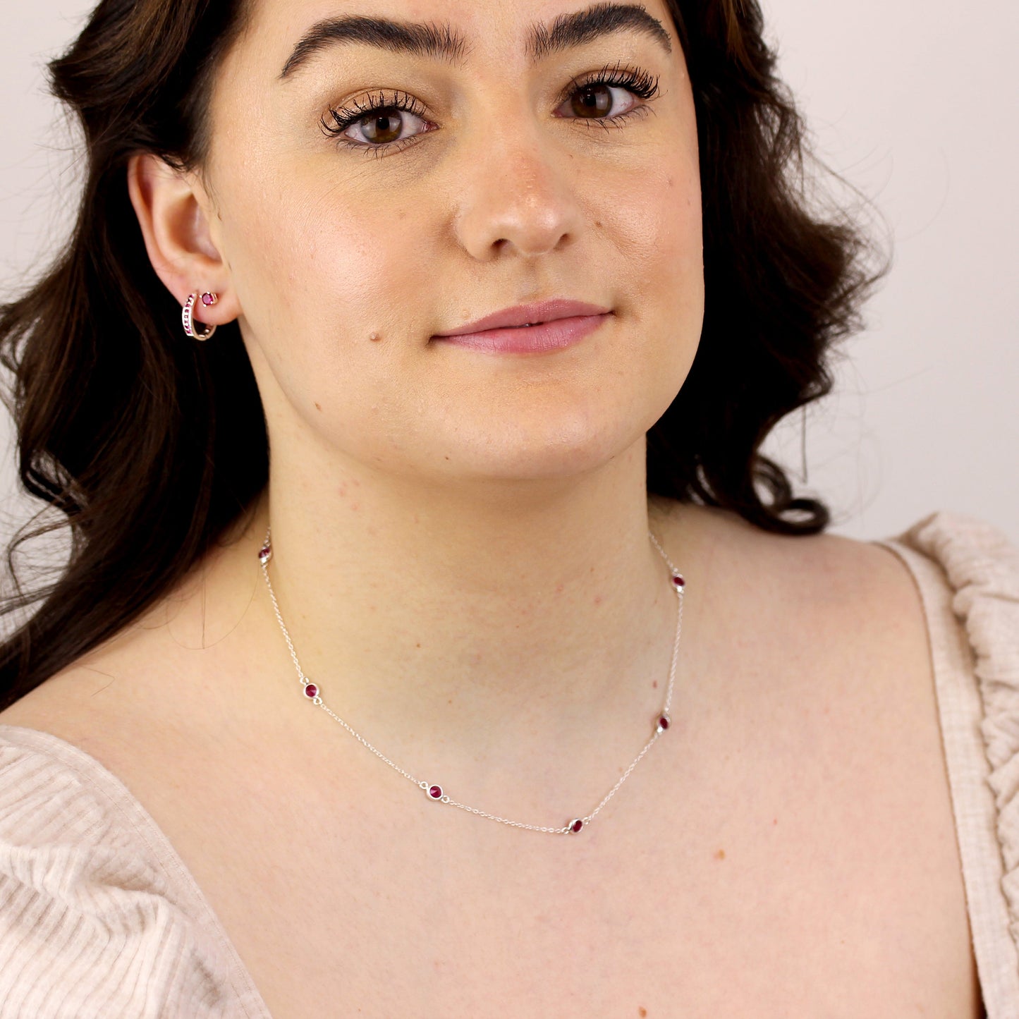 Collier en argent sterling avec plusieurs rubis et zircones cubiques, pierre de naissance de juillet