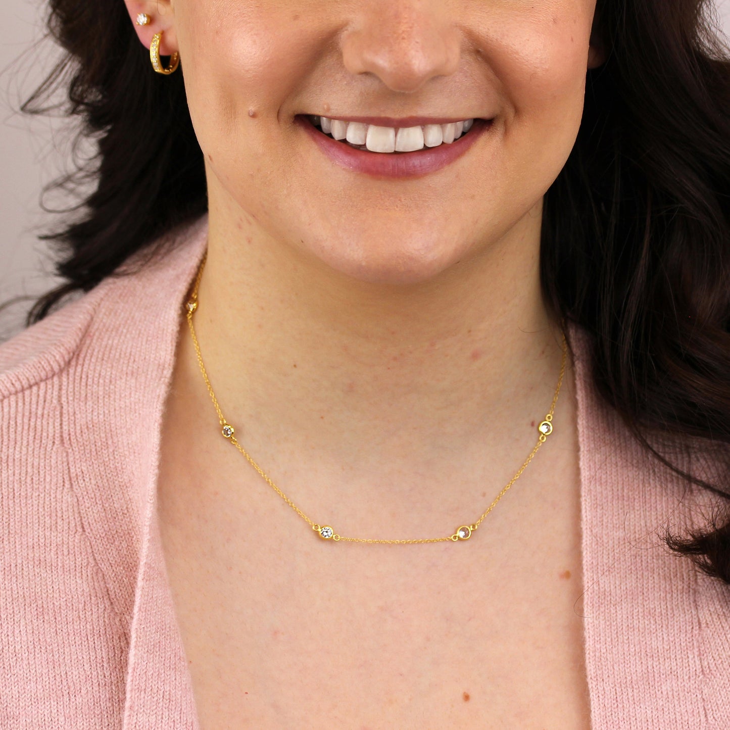 Collier en argent sterling plaqué or avec plusieurs zircones cubiques transparents et pierre de naissance d'avril