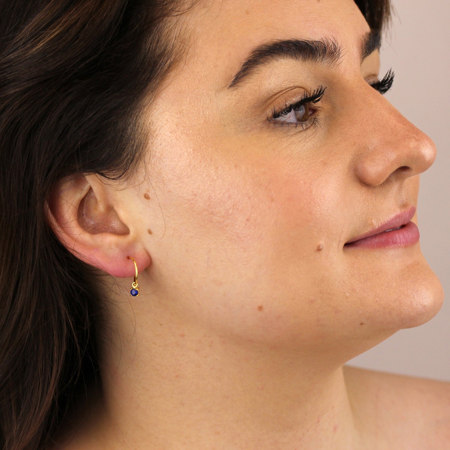 Boucles d'oreilles créoles 12 mm en argent sterling plaqué or avec saphir et zircone cubique