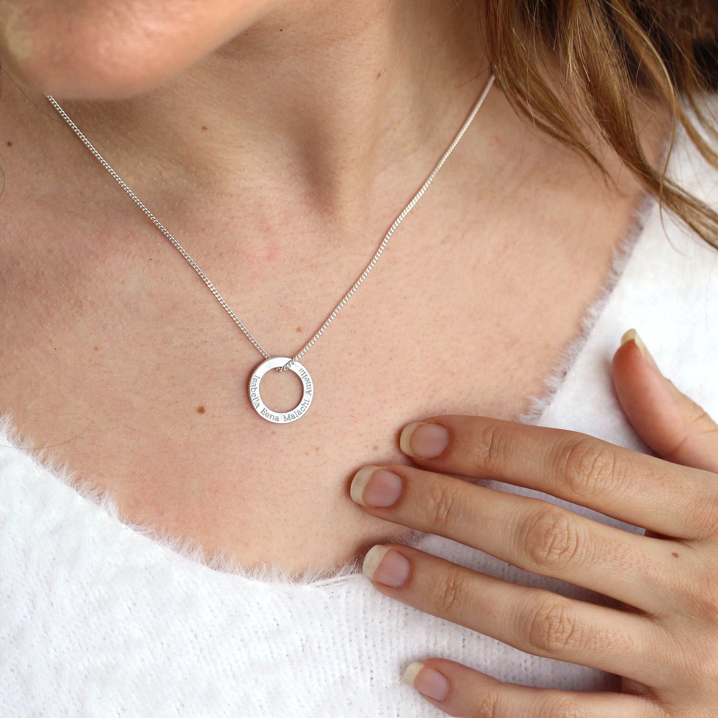 Collier cercle personnalisé en argent sterling avec nom de famille