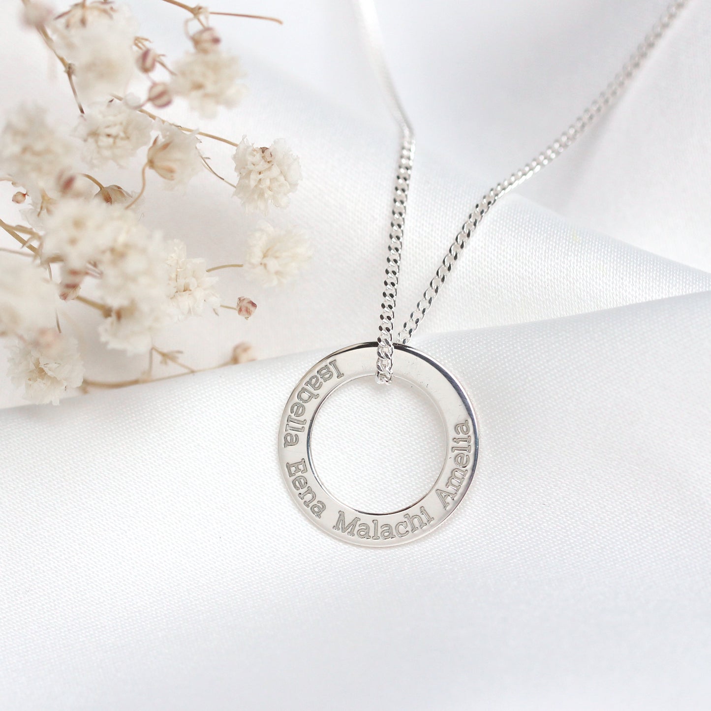 Collier cercle personnalisé en argent sterling avec nom de famille