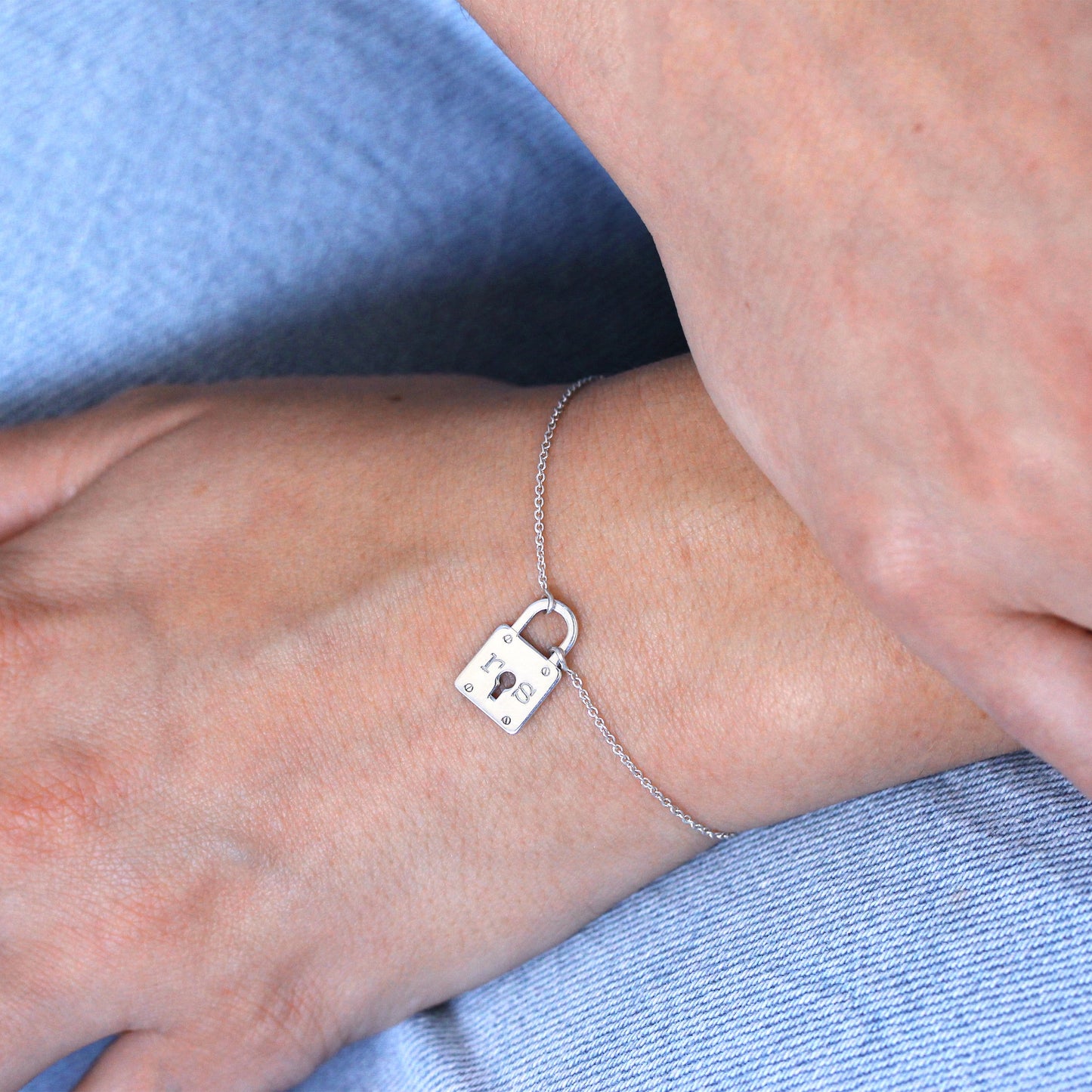 Bracelet sur mesure en argent sterling avec cadenas et initiales