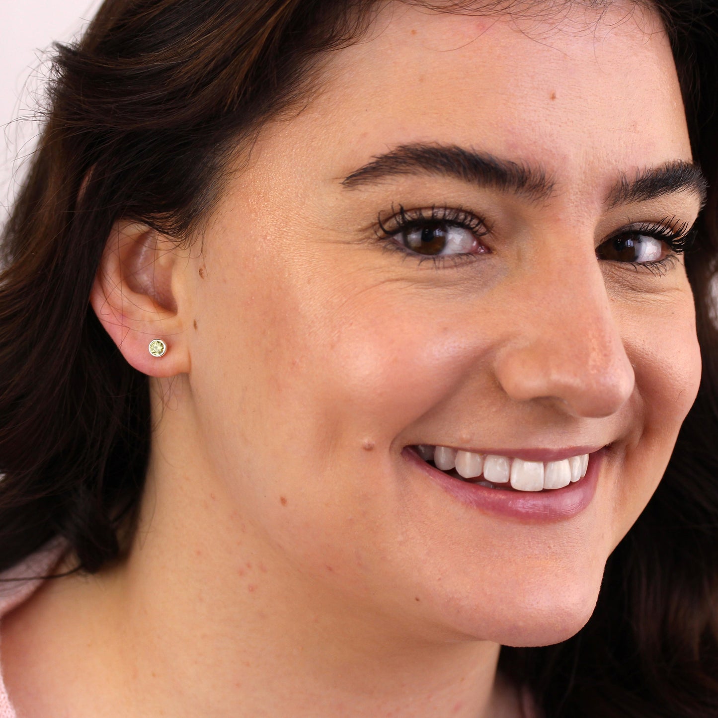 Boucles d'oreilles à tige en argent sterling avec péridot et zircone cubique de 4 mm