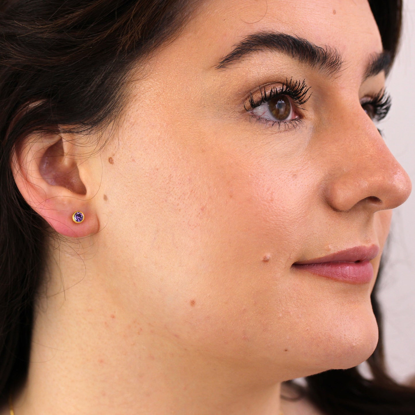 Boucles d'oreilles à tige en argent sterling plaqué or avec améthyste et zircone cubique de 4 mm