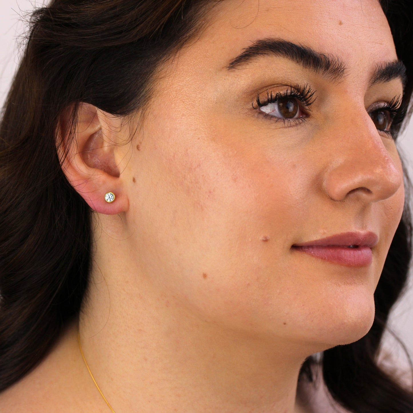Boucles d'oreilles à tige en argent sterling plaqué or avec aigue-marine et zircone cubique de 4 mm