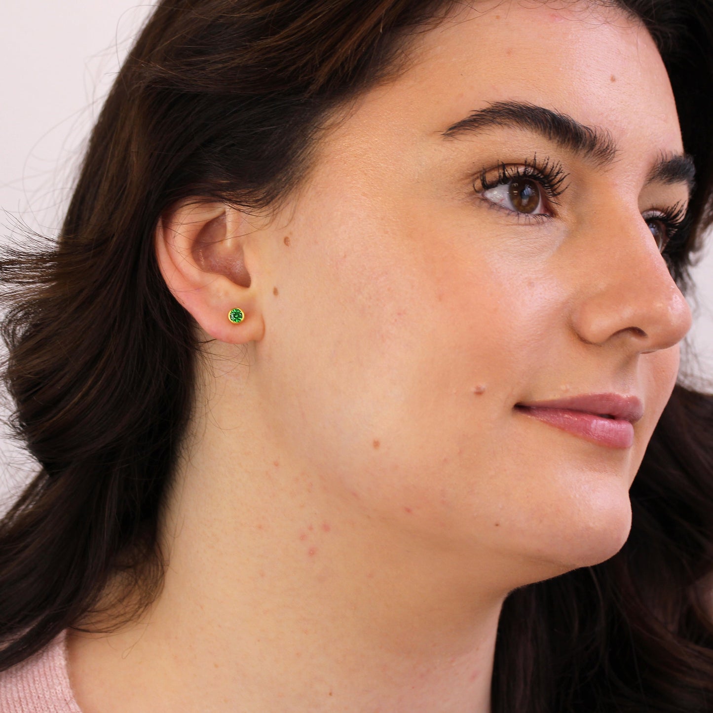 Boucles d'oreilles à tige en argent sterling plaqué or avec émeraude et zircone cubique (4 mm) pouvant être frottées