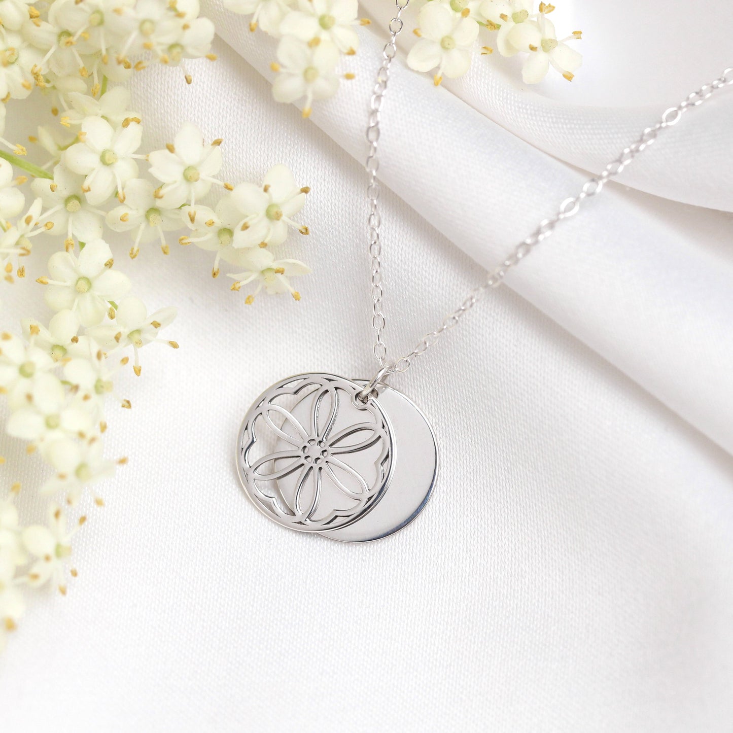 Collier en argent sterling avec fleur de naissance violette de février et étiquette gravable de 13 mm, 14 à 22 pouces