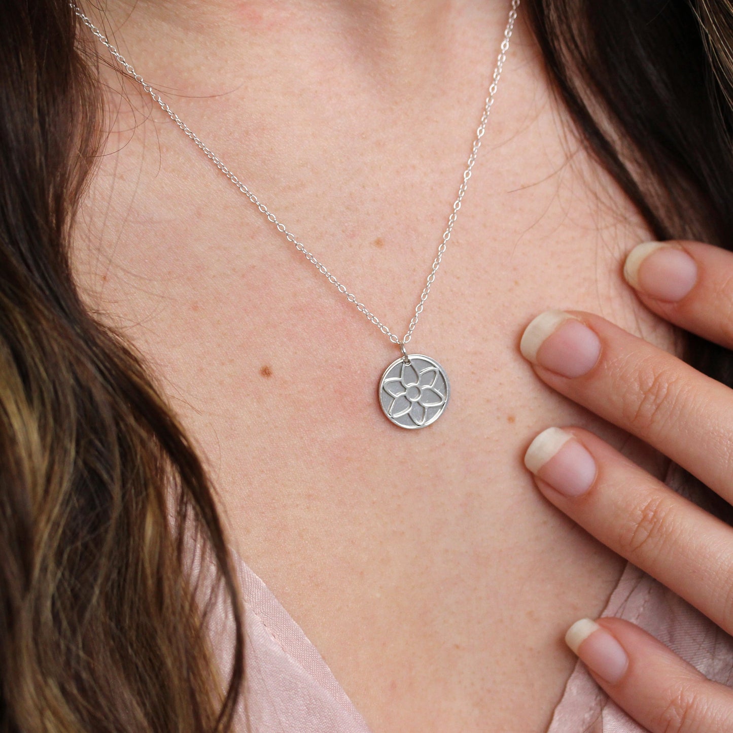 Collier en argent sterling avec fleur de naissance du glaïeul d'août et étiquette gravable de 13 mm, 14 à 22 pouces