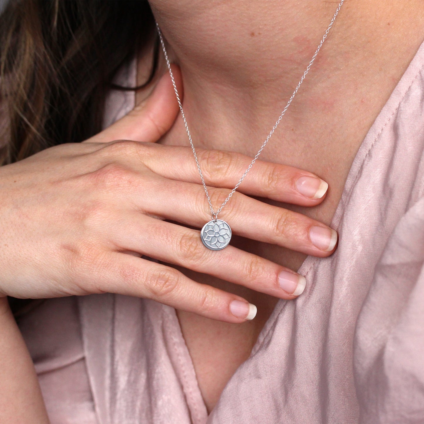 Collier en argent sterling avec fleur de poinsettia de décembre et étiquette gravable de 13 mm, 14 à 22 pouces