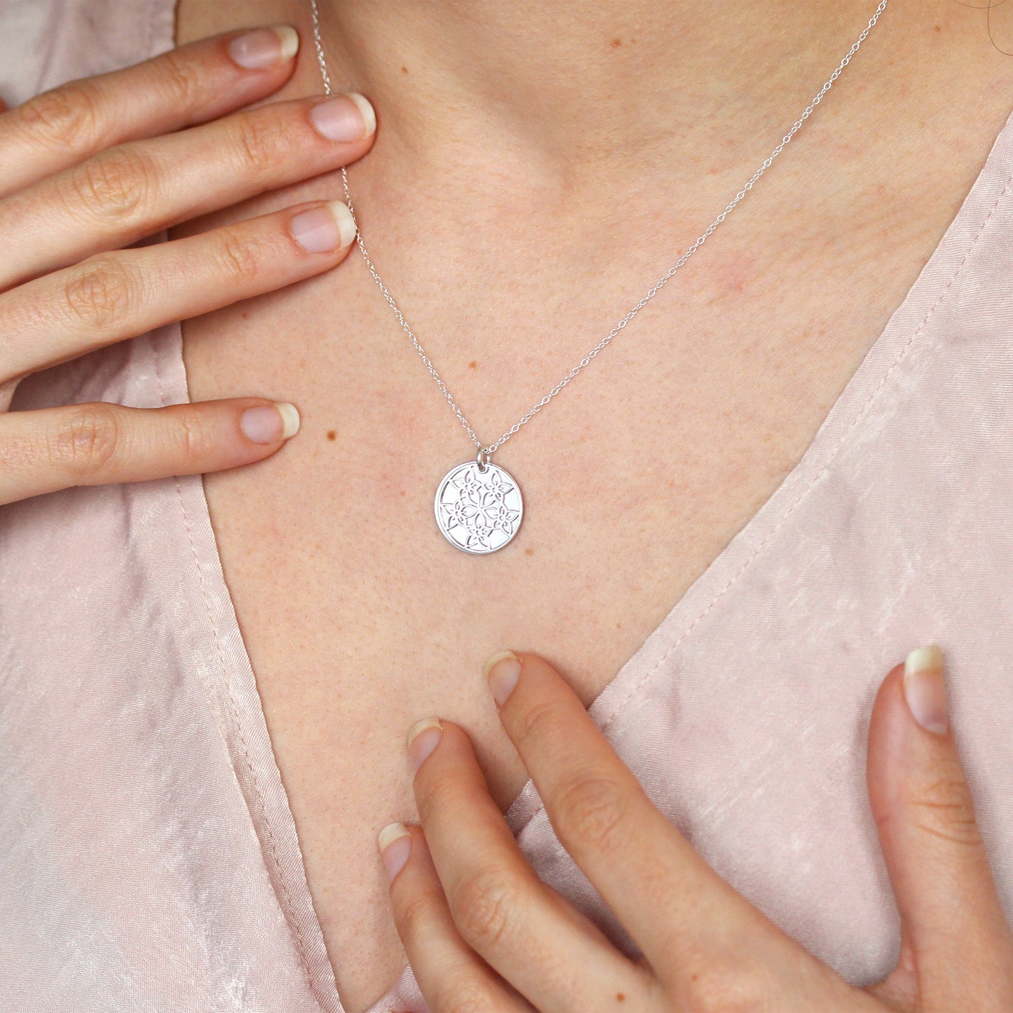 Collier en argent sterling avec fleur de pied d'alouette et étiquette de 18 mm, 14 à 22 pouces