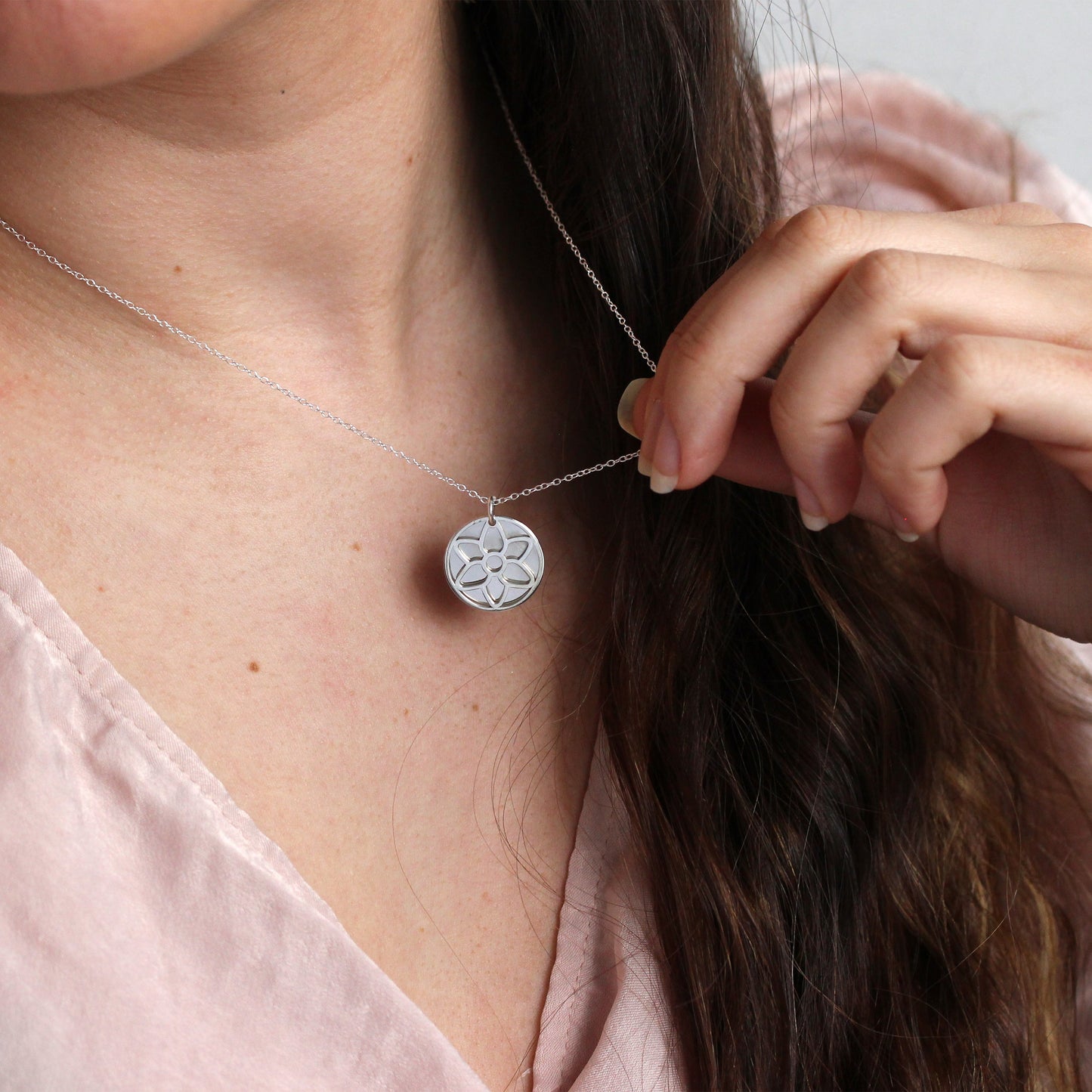 Collier en argent sterling avec fleur de glaïeul et étiquette de 18 mm, 14 à 22 pouces