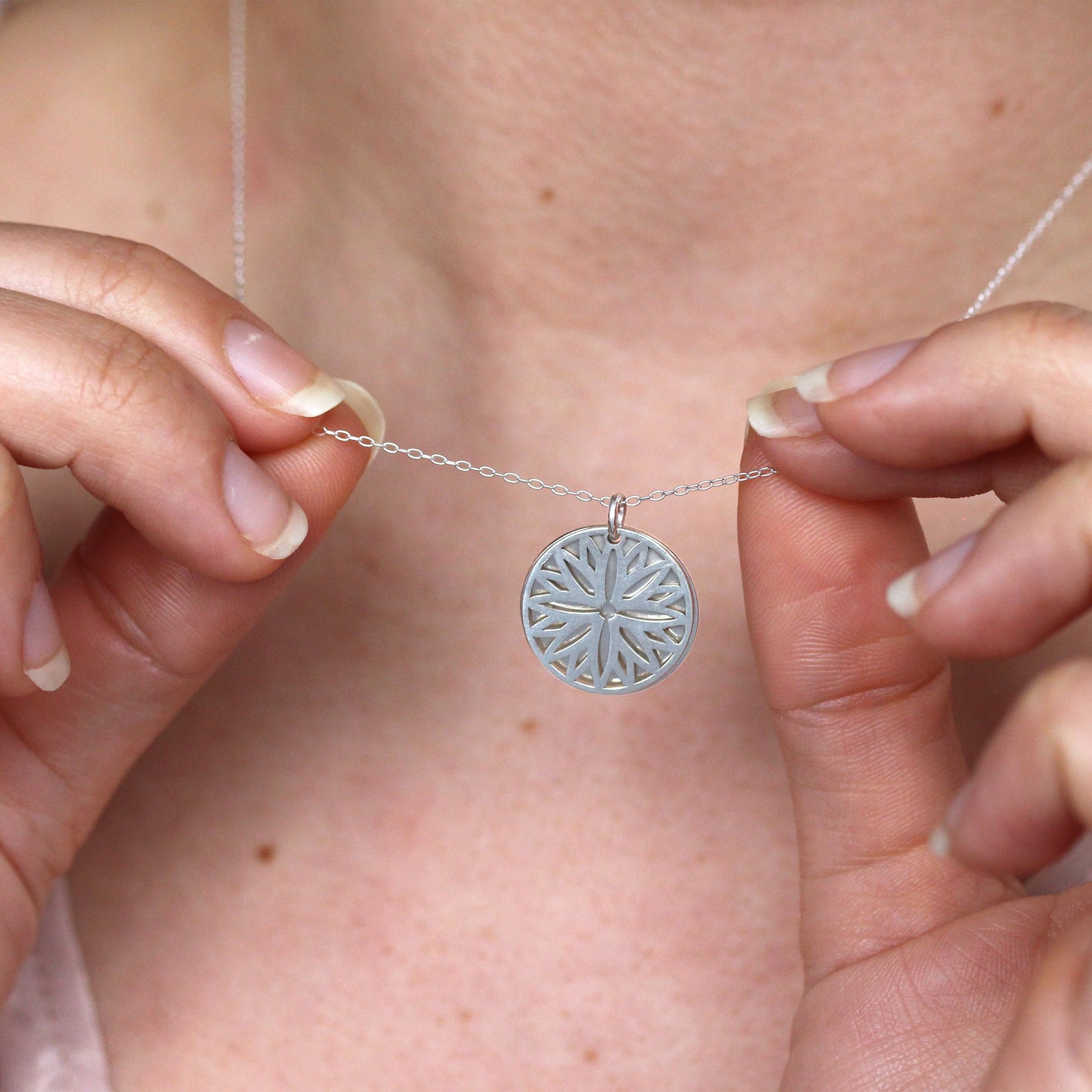 Collier en argent sterling avec fleur d'aster et étiquette de 18 mm, 14 à 22 pouces