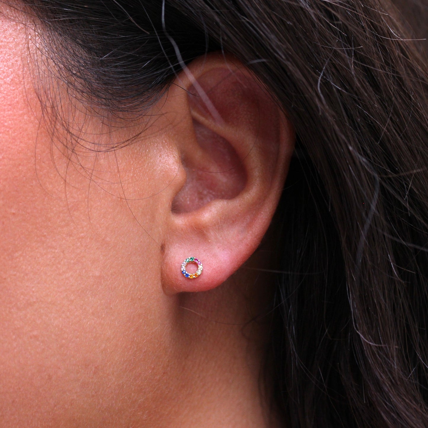 Boucles d'oreilles à tige en or 9 carats avec zircones cubiques arc-en-ciel de 5 mm Karma Circle