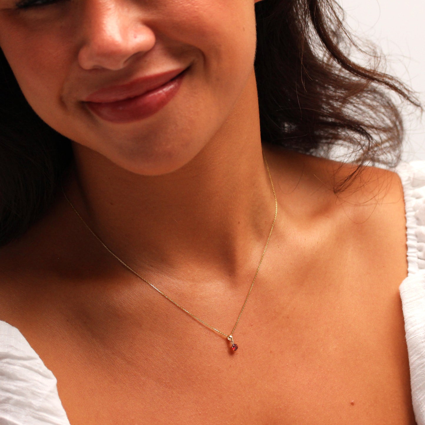 Collier en or 9 carats avec grenat rond de 5 mm et zircone cubique, 40 à 50 cm
