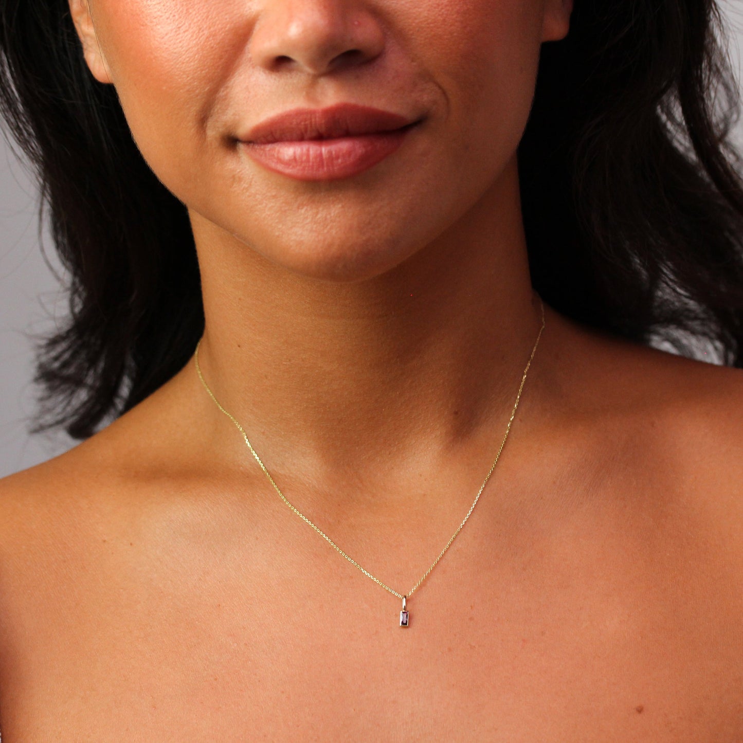 Collier en or 9 carats avec améthyste baguette et zircone cubique, 40 à 50 cm