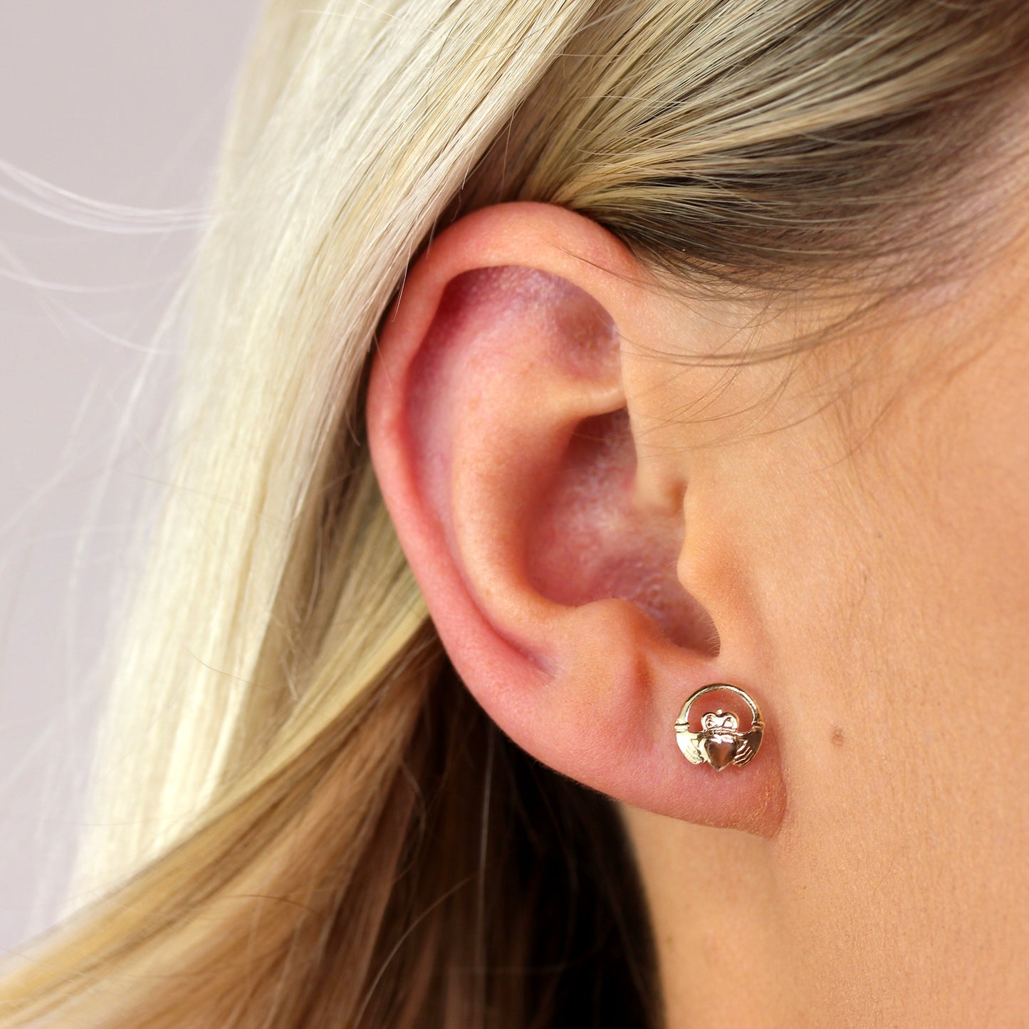 Boucles d'oreilles à tige Claddagh en or jaune 9 carats Andralok