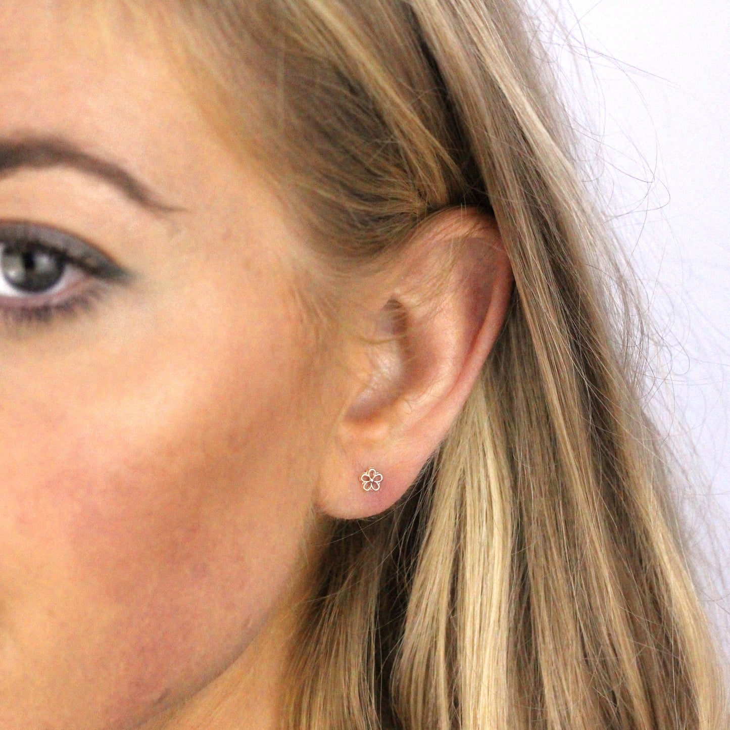 Boucles d'oreilles à tige en or 9 carats avec fleur ouverte