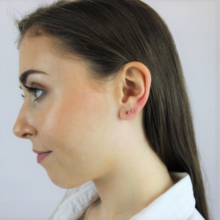Boucles d'oreilles à tige en or 9 carats et émail, petites coccinelles