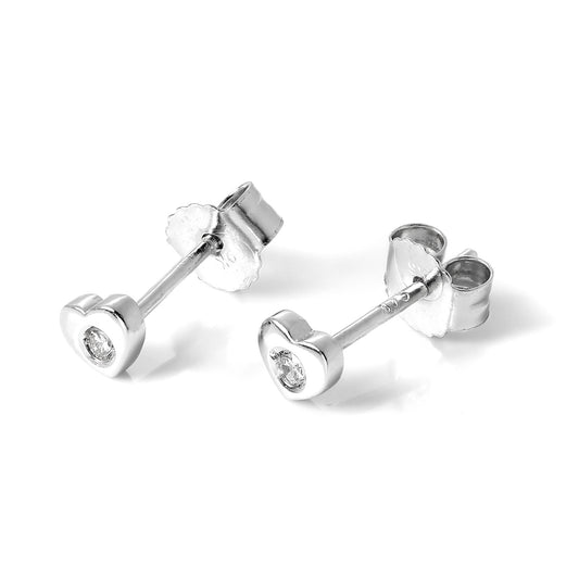 Petites boucles d'oreilles à tige en or blanc 9 carats avec diamants en forme de cœur