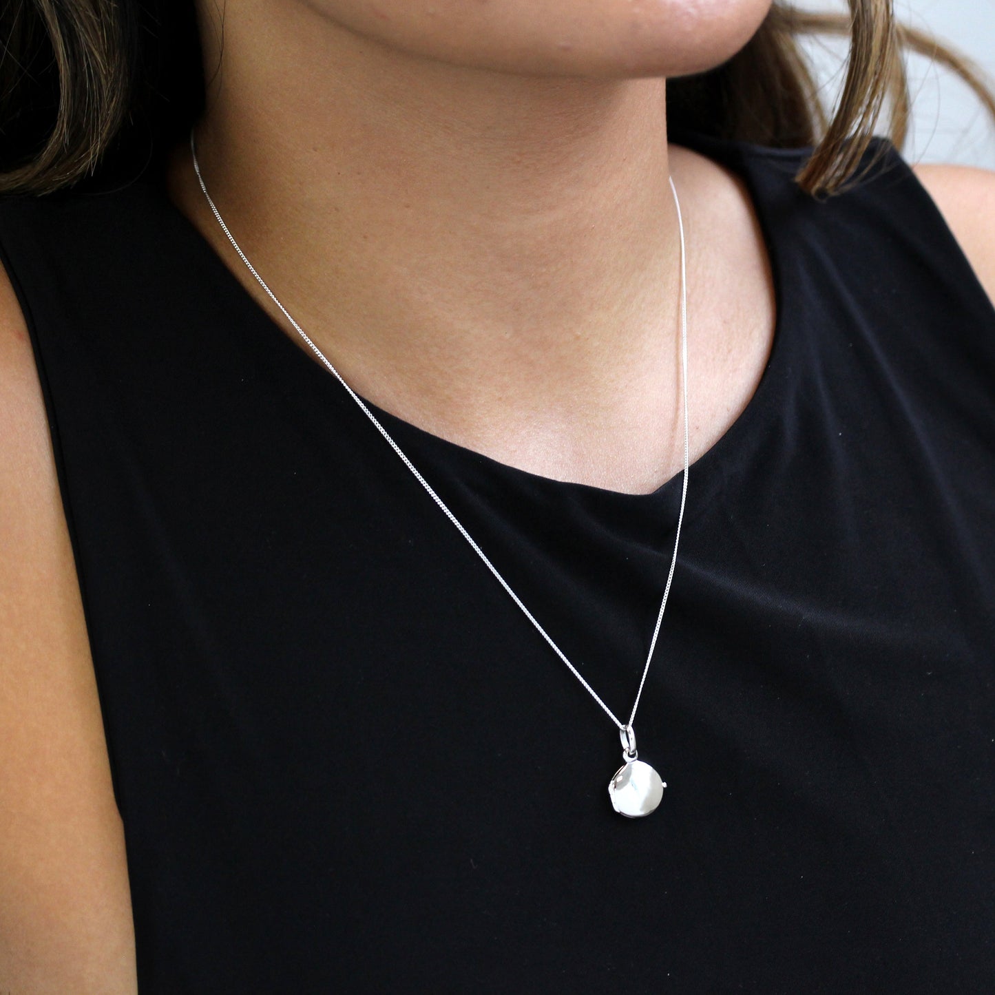 Petit médaillon rond gravable en argent sterling sur chaîne de 40 à 55 cm